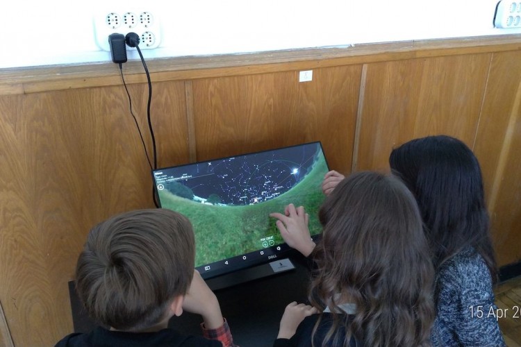 Povestea laboratorului dotat cu tehnologie Virtual Reality, care pregătește elevii pentru viața reală